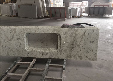 China Weißer Granit-Fertigküche Countertops mit erleichterter Rand kundengebundener Poliergröße fournisseur