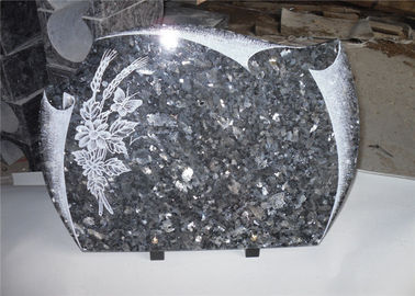 China Herz-Form-Granit-Grundsteine für Gräber, graviertes Erinnerungsstein-Blumen-Tauben-Muster fournisseur