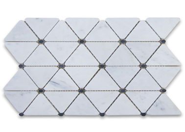 China Dreieck punktiert Carrara-Marmor-Mosaik-Fliese, dekoratives Mosaik-Fliesen-abgezogenes Ende fournisseur